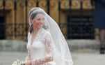 Kate Middleton usou um vestido de 400 mil dólares para se casar com o príncipe William. A peça, assinada pela estilista inglesa Sarah Burton, foi coberta de renda da cabeça aos pés e tem flores bordadas à mão na parte do corpete. Além disso, havia uma pequena fita azul costurada por dentro, pois essa é a cor favorita de Kate