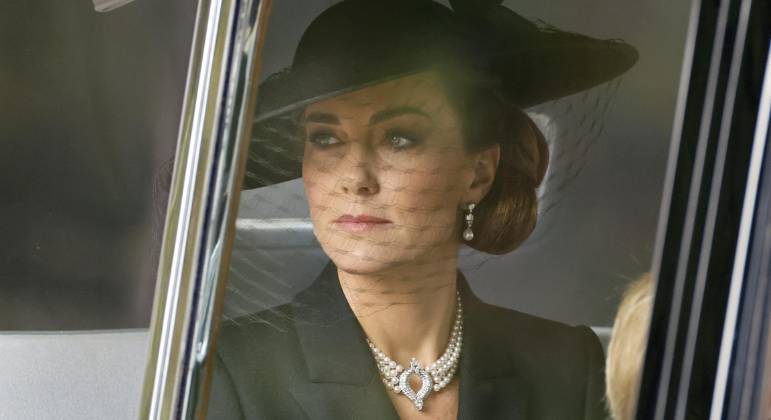 Kate Middleton usa o colar de pérolas da rainha Elizabeth 2ª