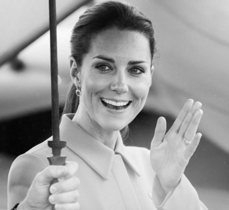 Kate Middleton nasceu em 9 de janeiro de 1982 em Reading, Berkshire, Inglaterra. Ela estudou História da Arte na Universidade de St. Andrews, onde conheceu o príncipe William, em 2001. 