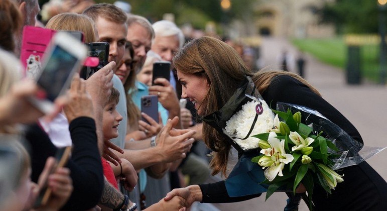 Kate Middleton cumprimenta súditos do lado de fora do Castelo de Windsor