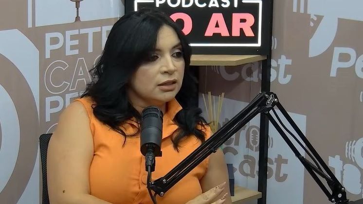 Pouco depois do rompimento, surgiram boatos de que o cantor teria se separado porque Ary não se daria bem com os sogros. Durante entrevista ao podcast PetroCast, Kátia Gomes, a mãe do artista, disse que não teve nada a ver com o término e que o fim do namoro do filho também foi uma surpresa para ela: 