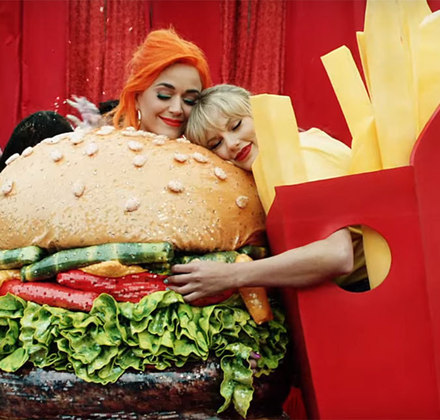 Katy Perry e Taylor SwiftA desavença entre Katy Perry e Taylor Swift terminou em um clipe megaproduzido. Katy foi a convidada de Taylor para o vídeo de You Need to Calm Down. Nas imagens, Katy está vestida de hambúrguer, Taylor de batata frita, e elas se abraçam. 