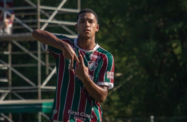KAUÃ ELIAS - Entrou na vaga de Arthur aos 30 do 2º tempo e pouco fez. NOTA 5,0 - Foto:  Leonardo Brasil/Fluminense