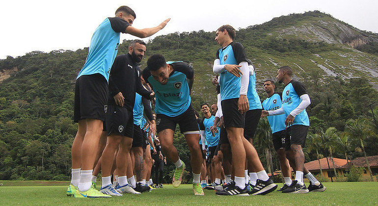 Kauê foi recebido pelos companheiros de Botafogo