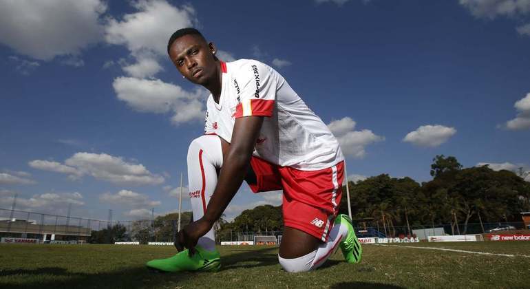 Kawê com a camisa do Bragantino