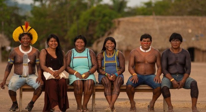 Encontro pôs frente a frente líderes de grupos que guerrearam no passado, como os panarás (representados no encontro pelos dois homens à direita, e os kayapós (à esq.) 