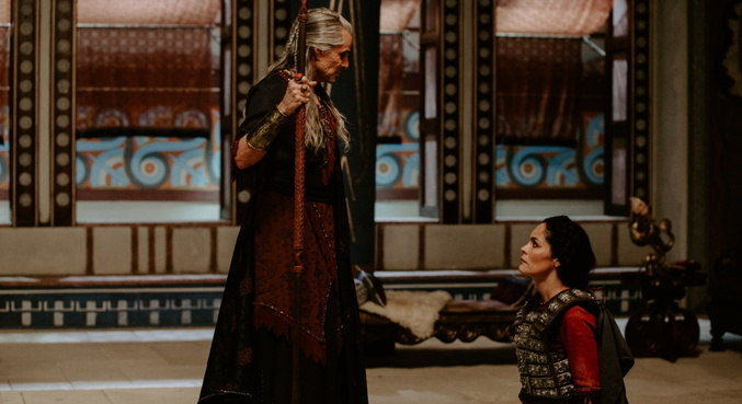 Luciér (Sérgio Maciel) criou Kayla no palácio de Asdode, na Filístia