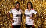 Kaylaine e Thais Regina, jogadoras do Flamengo, com o novo uniforme 2 da coleção 2023