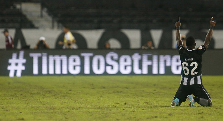 Kayque se destacou nas duas vitórias recentes do Botafogo