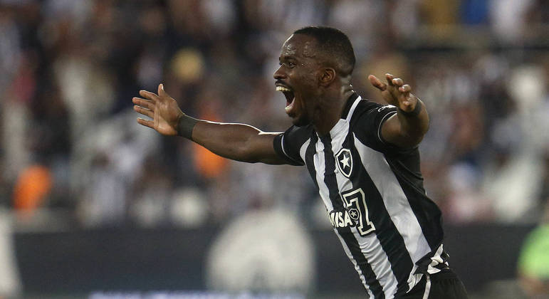 Kayque comemora gol pelo Botafogo
