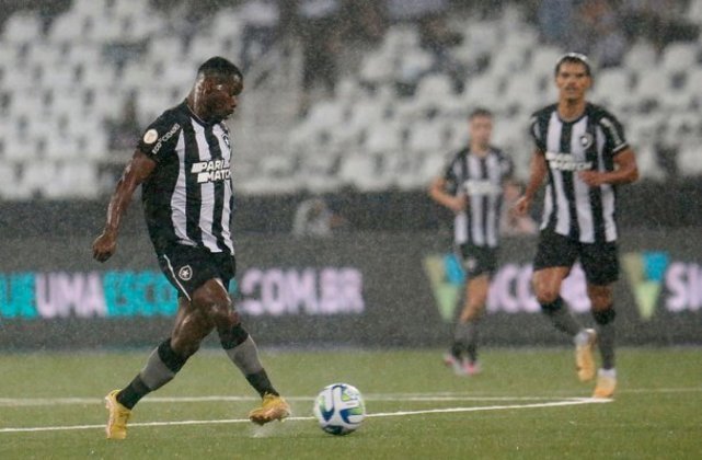 KAYQUE - Meio perdido em campo, errou passes. Só assim, aliás, foi notado - NOTA: 4,5 - Foto: Vitor Silva/Botafogo