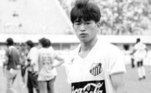 Kazu chegou ao Brasil em 1982, com apenas 15 anos, para atuar nas categorias de base do Juventus da Mooca e realizar o sonho de se tornar jogador. O atleta subiu para o profissional em 1986, aos 18 anos, e logo foi contratado pelo Santos. Estreou em 9 de abril do mesmo ano, em uma partida do Campeonato Paulista, contra o próprio Juventus da Mooca