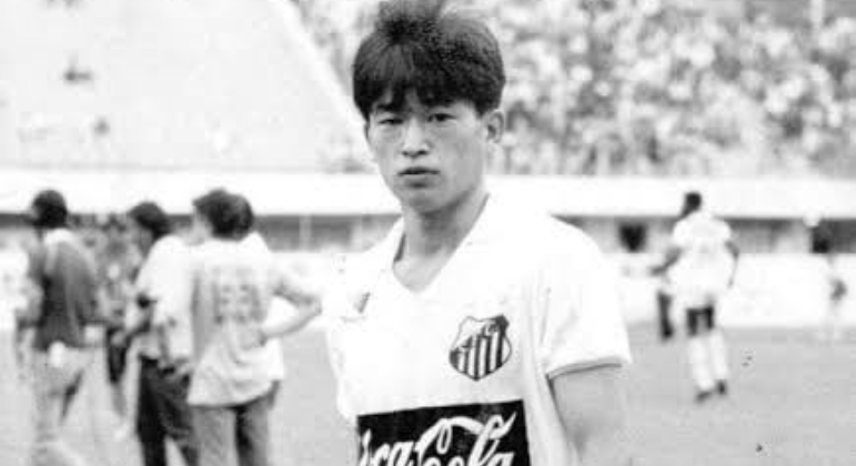 Kazu chegou ao Brasil em 1982, com apenas 15 anos, para atuar nas categorias de base do Juventus da Mooca e realizar o sonho de se tornar jogador. O atleta subiu para o profissional em 1986, aos 18 anos, e logo foi contratado pelo Santos. Estreou em 9 de abril do mesmo ano, em uma partida do Campeonato Paulista, contra o próprio Juventus da Mooca