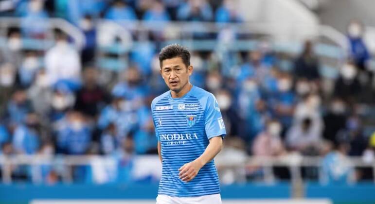 Em 2017, o atacante continuou quebrando recordes: aos 50 anos, foi o jogador mais velho a fazer gol em um jogo oficial, em uma partida contra o Cerezo Osaka, e o mais velho da história em atividade, ao disputar um jogo com 50 anos e sete dias — 48 horas mais velho que o antigo recorde, do inglês Stanley Matthews.Em agosto de 2020, passou a ser o primeiro jogador a se manter ativo por cinco décadas seguidas