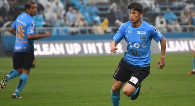 Kazuyoshi Miura, de 52 anos,  o jogador de futebol profissional mais velho do mundo