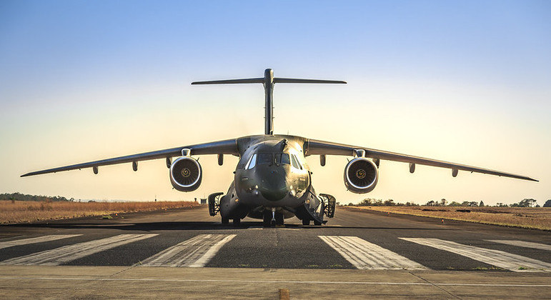 KC-390 Millennium sairá de Brasília com mantimentos humanitários e trará brasileiros que fugiram da Ucrânia 
