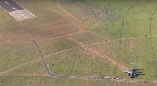 Avião militar da Embraer sai da pista durante teste em SP