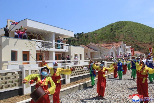 As casas entregues pela ditadura norte-coreana são geminadas como essas da foto