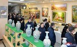 São quadros, esculturas, potes, entre outros itens