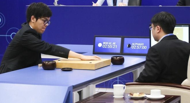 Aos 19 anos, Ke Jie, o melhor jogador humano do mundo, tenta vencer o programa AlphaGo de inteligência artificial