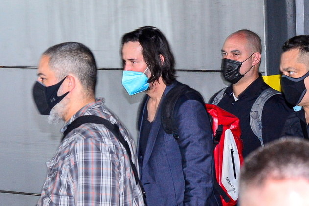 Ao desembarcar em São Paulo, o ator estava cercado de seguranças, já que uma multidão o esperava no aeroporto