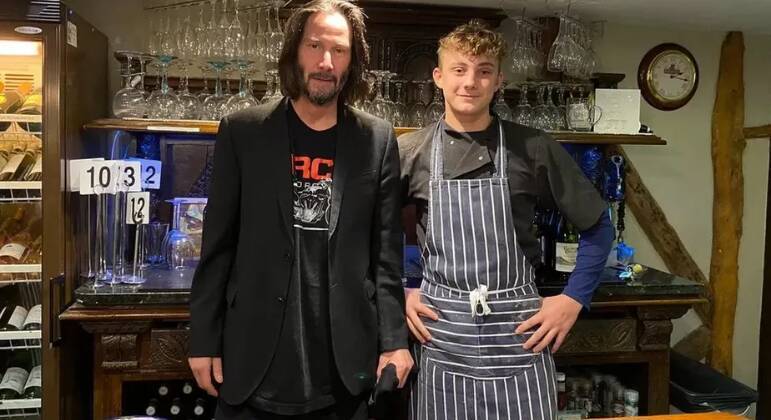 Keanu Reeves visita pub no sul da Inglaterra