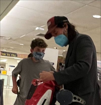 Keanu também bombou no noticiário na semana anterior, ao dar atenção a um fã num aeroporto. O jovem lhe pediu um autógrafo após um voo de Londres para Nova York. 