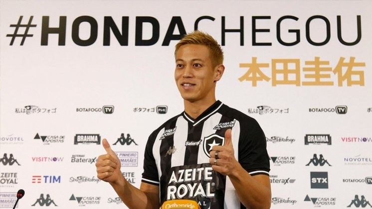 Keisuke Honda ainda não estreou no Botafogo. Ele ainda não foi regularizado, apesar de treinar normalmente com bola e ter impressionado a comissão técnica.
