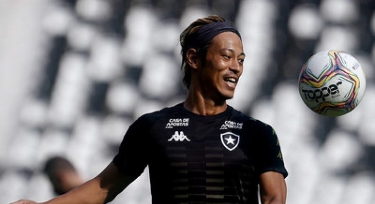 Keisuke Honda: eleito melhor jogador japonês de 2010, Keisuke Honda, que teve passagem sem brilho pelo Botafogo, acertou com o Suduva, da Lituânia.