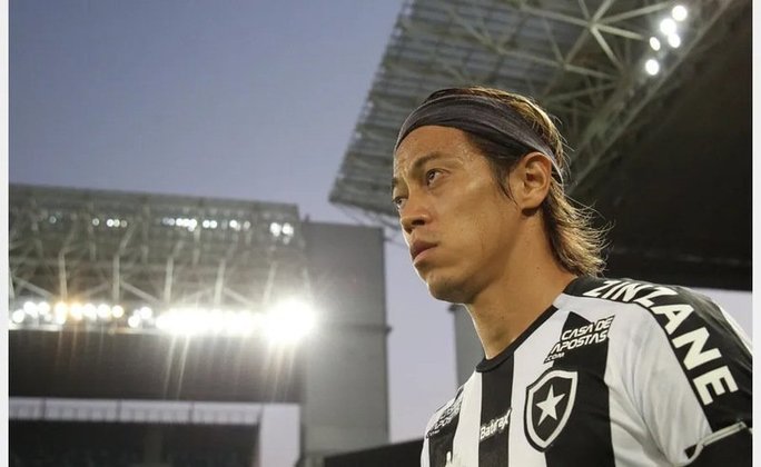 Keisuke Honda foi contratado pelo Botafogo no início de 2020, mas encontrou dificuldades para se adaptar e rescindiu o contrato com o clube em dezembro do mesmo ano. 