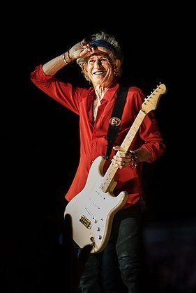 Keith Richards evitou que um fã exaltado agarrasse Mick Jagger no palco usando a guitarra para dar um 