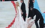Keith Urban e Nicole Kidman, que estão juntos há mais de 16 anos, chegam ao Met Gala 2023; na imagem; homem arruma o vestido da atriz.