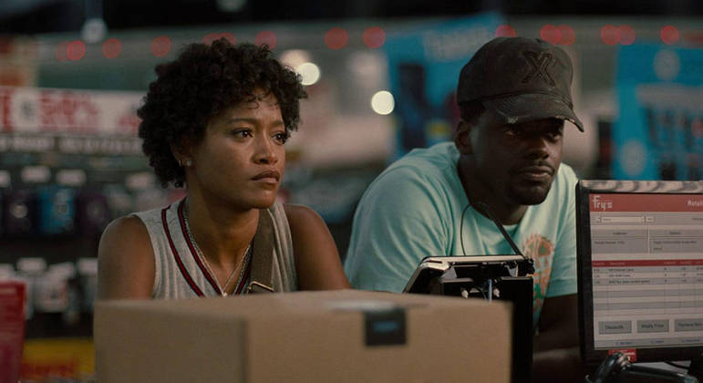 Não! Não Olhe!Depois de Corra! e Nós, Jordan Peele deixou (um pouco) a crítica social de lado no terceiro longa dele na direção. Não! Não Olhe! é uma mistura de terror com faroeste, que ressignifica o mito do caubói americano ao mesmo tempo em que expõe e tira sarro da indústria do entretenimento. Tudo isso emoldurando uma história que explora a ambição humana e a falsa sensação de controle das narrativas (e da natureza)