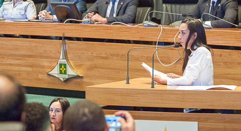 Ex-deputada Kelly Bolsonaro fala no plenário da Câmara Legislativa