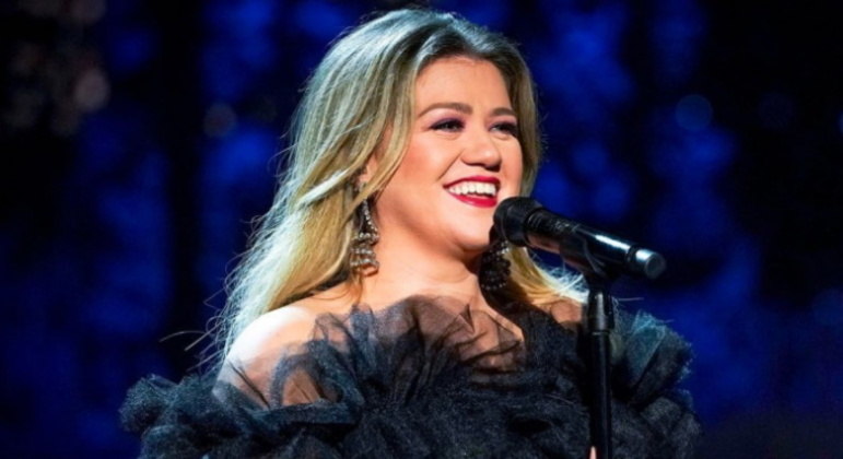 Kelly Clarkson e Stephen Michael ClarksonA cantora e apresentadora revelou que não teve quase nenhum contato com o pai desde a infância. Em entrevista, Kelly disse que tentou se aproximar do pai algumas vezes ao longo da vida, mas em determinado momento decidiu parar ao se sentir humilhada. A estrela tem algumas músicas que falam sobre seu relacionamento com o pai, entre elas os hits Because of You e Piece by Piece. O pai de Kelly morreu em 2019