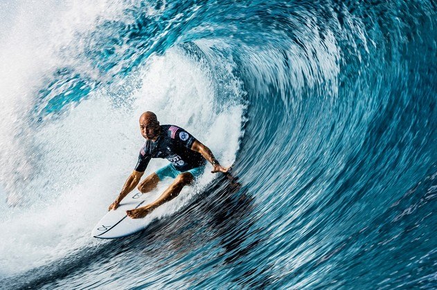 Kelly Slater compete durante o Outerknown Tahiti Pro 2022, uma das etapas do Mundial de Surfe Masculino, em Teahupo'o, Polinésia Francesa, em 19 de agosto