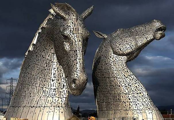 Kelpies - Esculturas em forma de cavalos de 300 toneladas que ficam na entrada do canal Forth and Clyde, em Falkirk, na Escócia. A lenda local diz que Kelpies são espíritos malignos que atraem as pessoas e elas se afogam. 
