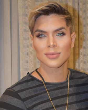 Maurício GaldiO brasileiro Maurício Galdi não poupa esforços e nem dinheiro para ficar o mais parecido possível com o boneco Ken. Foram em torno de 15 cirurgias — operou as bochechas e colocou implantes para aumentar as coxas e o peito — que custaram cerca de R$ 100 mil. Além disso, ele chega a gastar R$ 29 mil em uma semana em clínicas estéticas e salões de beleza