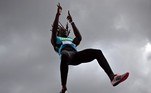 Kendrick Thompson, das Bahamas, compete no evento de atletismo de salto com vara masculino no Alexander Stadium, em Birmingham, no oitavo dia dos Jogos da Commonwealth, em 5 de agosto
