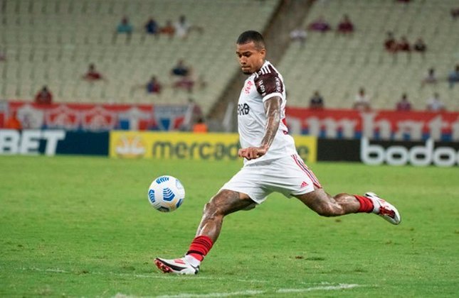 Kenedy (25 anos) - posição: atacante - clube: Flamengo - Valor de mercado: 10 milhões de euros (R$ 62,38 milhões)