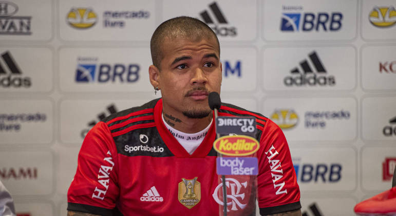 Kenedy foi apresentado ao Flamengo em agosto do ano passado