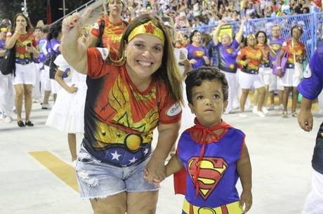 Kênia (com o neto) questiona novelas e os Sete Anões (Arquivo Pessoal)