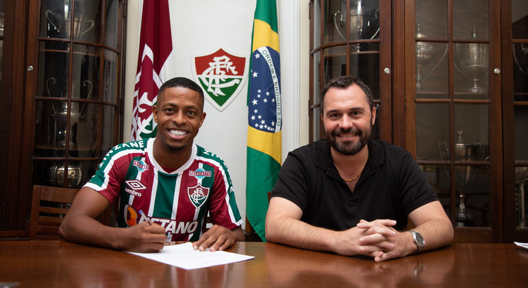 Keno ao lado do presidente do Fluminense, Mário Bittencourt