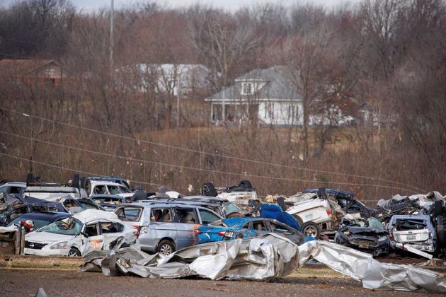 Dezenas de carros atingidos pela força do tornado na cidade de Mayfield