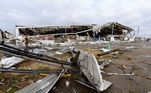 Depósito em Mayfield ficou totalmente destruído após a passagem do tornado