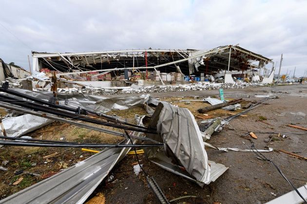 Depósito em Mayfield ficou totalmente destruído após a agem do tornado