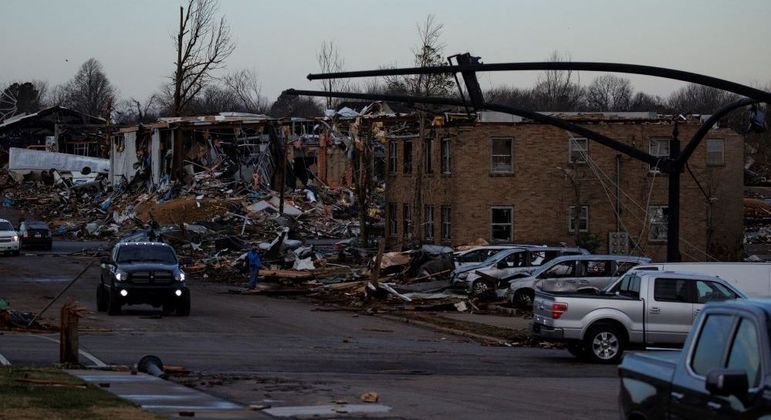 Quarteirões inteiros foram destruídos por tornados na cidade de Mayfield
