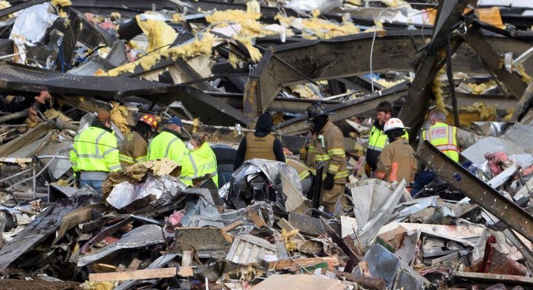 Equipes de resgate buscam sobreviventes nos escombros de fábrica de velas em Mayfield (Kentucky)
