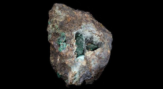 A kernowite tem cor verde escura e foi encontrada em uma rocha extradída há mais de dois séculos