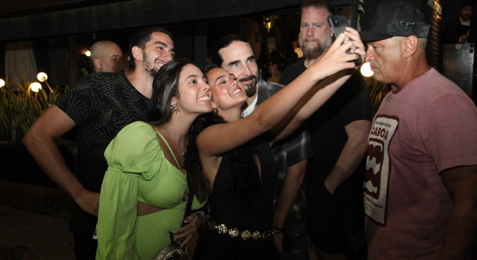 Kevin Richardson com fãs na saída de um restaurante no Rio
